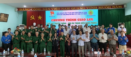 Các đại biểu, cựu thanh niên xung phong và bạn trẻ cùng hòa ca tiếng hát giao lưu