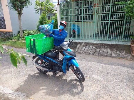 “Đi chợ online”, giao hàng tận nơi giúp người tiêu dùng tiết kiệm thời gian.