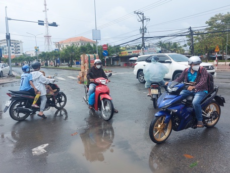 Các trụ đèn được lắp mới nhưng nhiều ngày qua vẫn không có tín hiệu đèn điều khiển giao thông nên “mạnh ai nấy chạy” rất nguy hiểm, nhất là trong giờ cao điểm.