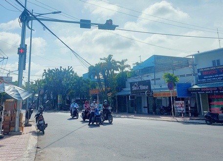  Các trụ đèn đã hoạt động trở lại góp phần điều tiết giao thông an toàn cho phương tiện tham gia.