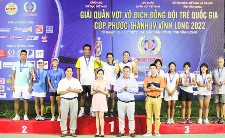  Trao giải nội dung đồng đội nữ U18.