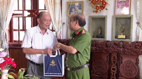 Đại tá Nguyễn Trọng Dũng thăm, tặng quà Thiếu tướng Lê Văn Út- nguyên Giám đốc Công an tỉnh Vĩnh Long.