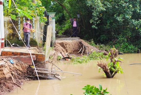 Ngành chức năng tiến hành khảo sát, đo đạc để đề ra biện pháp xử lý, khắc phục.