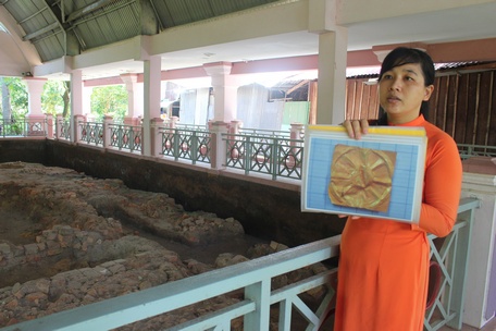 Bạn thuyết minh giới thiệu ảnh lá vàng phát hiện dưới hố khai quật Đền thần Mặt trời.