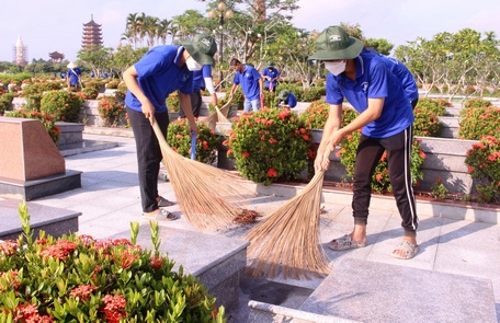 Đoàn viên, thanh niên vệ sinh trong khuôn viên nghĩa trang