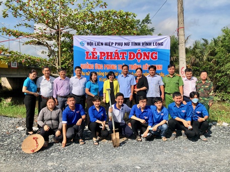 Lãnh đạo ban, ngành tỉnh và địa phương tham gia lễ phát động ra quân trồng cây xanh tại xã Phú Thịnh.