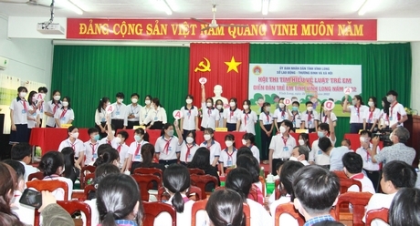 Các em học sinh tham gia hội thi tìm hiểu về Luật Trẻ em.