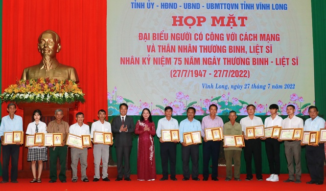 Chủ tịch UBND tỉnh Vĩnh Long Lữ Quang Ngời tặng bằng khen 13 tập thể và 57 cá nhân có thành tích tiêu biểu trong thực hiện chuyên đề về chế độ, chính sách người có công với cách mạng và phong trào Đền ơn đáp nghĩa giai đoạn 2017-2022.