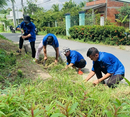 Tham gia làm cỏ, trồng hoa góp phần xây dựng cảnh quan môi trường.