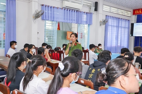 Tuyên truyền pháp luật cho học sinh.