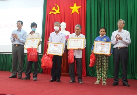 Hội Nạn nhân chất độc da cam/dioxin, Người khuyết tật và Bảo trợ xã hội tỉnh Vĩnh Long trao bằng khen cho người chăm sóc nạn nhân chất độc da cam tiêu biểu giai đoạn 2017- 2021.