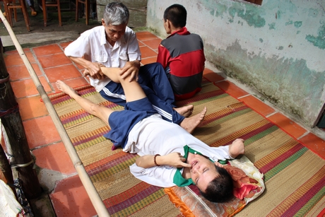 Những người thân luôn nỗ lực mỗi ngày vượt qua nghịch cảnh, chăm lo cho con nhiễm chất độc da cam.