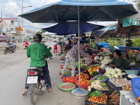 Tiểu thương bán hàng trên lề đường phải đóng mỗi tháng 1,5 triệu đồng