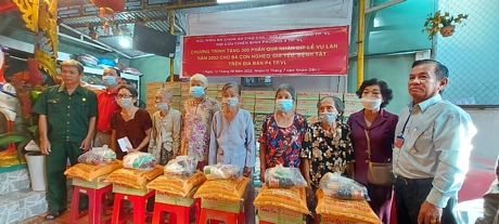 Hội Chữ thập đỏ và nhà hảo tâm trao tặng quà cho hộ khó khăn.