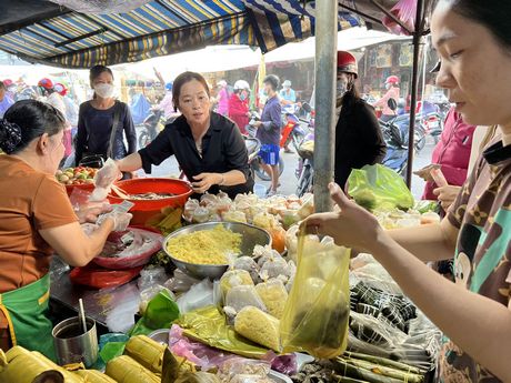 Tấp nập người mua chè xôi cúng rằm tháng 7 âm lịch.