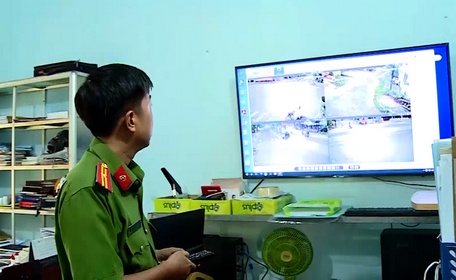 Công an xã nắm tình hình thông qua các camera an ninh.