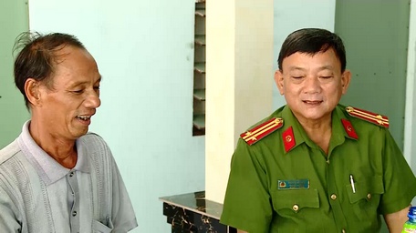 Ông Diệu (trái) là người rất tích cực trong tham gia phòng, chống tội phạm.