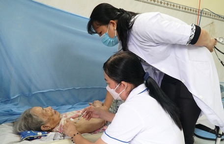 Thời gian qua, ngành y tế tổ chức đi từng ngõ, gõ từng nhà, rà từng người để vận động tiêm ngừa