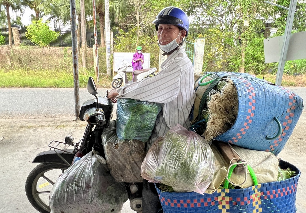 Rau củ, hoa lá tươi ngon hối hả theo xe đến điểm cân rau, ra chợ, vào siêu thị, đến với những bữa ăn đậm đà hương vị.