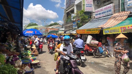  Người dân duy trì việc đeo khẩu trang khi đến nơi công cộng, tập trung đông người. Ảnh: NGUYÊN KHÁNH