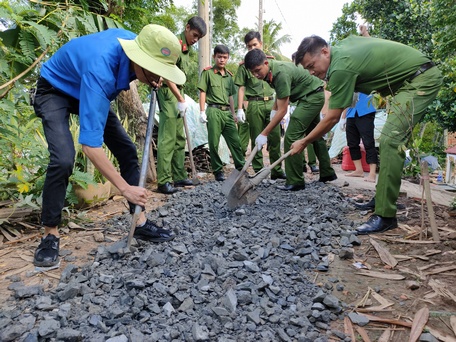 Bên cạnh công tác nghiệp vụ, ngành công an thường xuyên tổ chức các hoạt động an sinh xã hội hướng về cơ sở, hỗ trợ địa phương hoàn thành tiêu chí về an ninh trong xây dựng nông thôn mới.