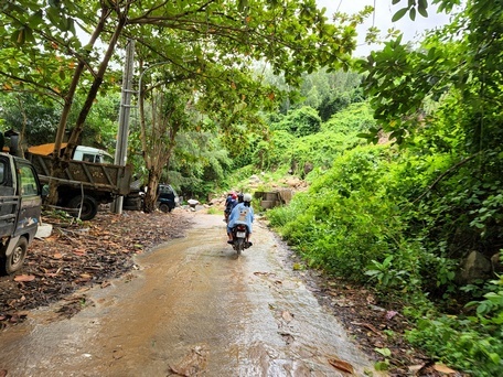 Đường quanh đảo ngày mưa trơn ướt.