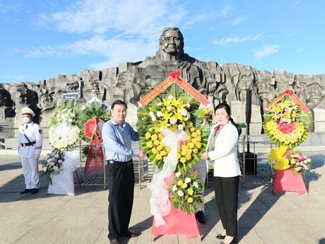 Tại tỉnh Quảng Nam, đồng chí Nguyễn Thị Minh Trang- Ủy viên Thường vụ Tỉnh ủy, Trưởng Ban Tuyên giáo Tỉnh ủy kiêm Phó Trưởng Đoàn Đại biểu Quốc hội đơn vị tỉnh Vĩnh Long và đồng chí Nguyễn Minh Dũng- Ủy viên Thường vụ Tỉnh ủy, Phó Chủ tịch Thường trực HĐND tỉnh dâng hoa tại Tượng đài Bà mẹ Việt Nam anh hùng.