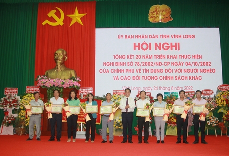 Lãnh đạo tỉnh trao tặng bằng khen UBND tỉnh cho 10 tập thể và 16 cá nhân có thành tích xuất sắc trong thực hiện nhiệm vụ.