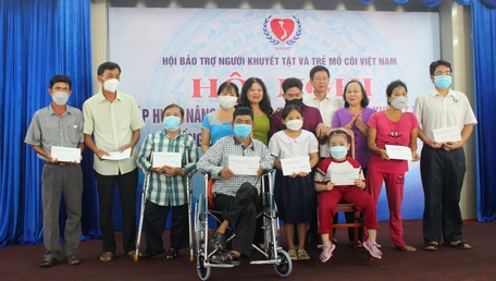 Hội Bảo trợ Người khuyết tật và Trẻ mồ côi Việt Nam tặng 10 phần quà cho người khuyết tật, trẻ mồ côi tại TP Vĩnh Long, mỗi phần quà trị giá 1 triệu đồng.