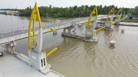 Cống Vũng Liêm- công trình thủy lợi lớn, tiêu biểu của tỉnh Vĩnh Long đang vận hành, khai thác hiệu quả.