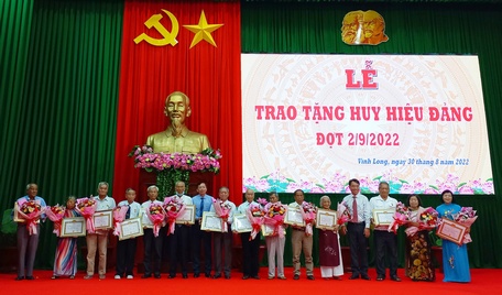 Đồng chí Lữ Quang Ngời- Phó Bí thư Tỉnh ủy, Chủ tịch UBND tỉnh và đồng chí Nguyễn Hiếu Nghĩa- Ủy viên Thường vụ Tỉnh ủy, Trưởng Ban Tổ chức Tỉnh ủy trao Huy hiệu Đảng cho các đảng viên 50 năm tuổi Đảng và 40 năm tuổi Đảng.