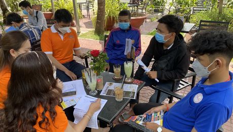 Sinh viên tìm hiểu thông tin thị trường lao động ngoài nước trong một chương trình tư vấn, giới thiệu việc làm.