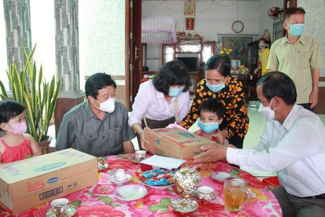 Bé T. (Tam Bình) vừa nhập học ở Trường Hy Vọng, mẹ T. mất vì COVID-19, em sống cùng ông ngoại.