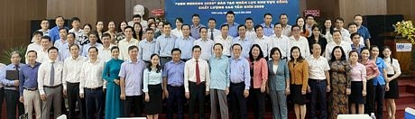 Học viên lớp học chụp ảnh lưu niệm cùng quý đại biểu dự lễ khai giảng.