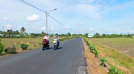 Nhiều tuyến đường được chăm chút trồng hoa, hệ thống đèn đường thắp sáng phủ khắp, tạo diện mạo nông thôn đẹp hơn và sáng hơn.