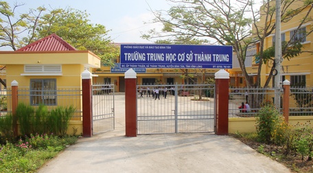 Trường học được đầu tư đạt chuẩn về cơ sở vật chất, giúp học sinh có điều kiện học tập tốt hơn.