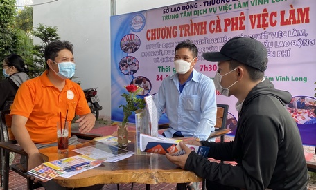 Lao động Lê Vũ Trường (bìa phải) đã chọn cho mình một nghề học để sớm quay lại thị trường lao động.