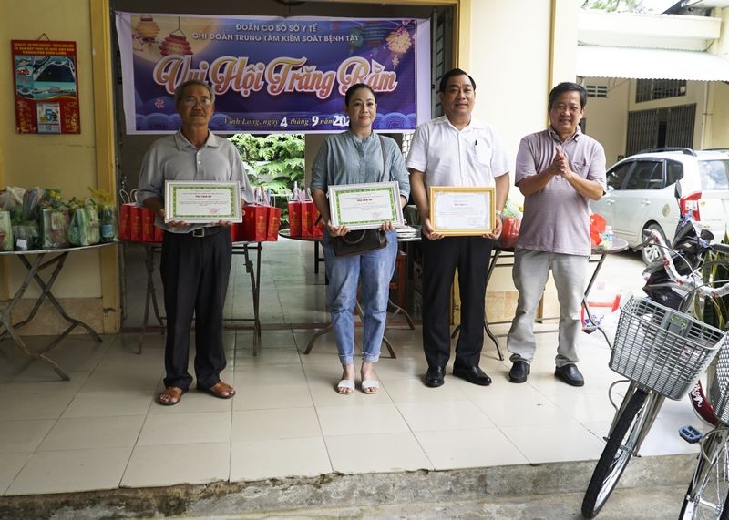 Tổng Biên tập Báo Vĩnh Long Nguyễn Hữu Khánh trao thư cảm ơn đến các nhà hảo tâm ủng hộ chương trình.