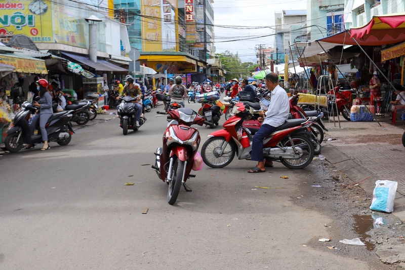 Tùy tiện để xe giữa đường.