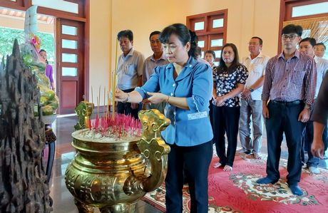 Bà Lê Thị Thúy Kiều- Phó Chủ tịch HĐND tỉnh cùng đoàn dâng hương tưởng nhớ Thủ tướng Chính phủ Võ Văn Kiệt.