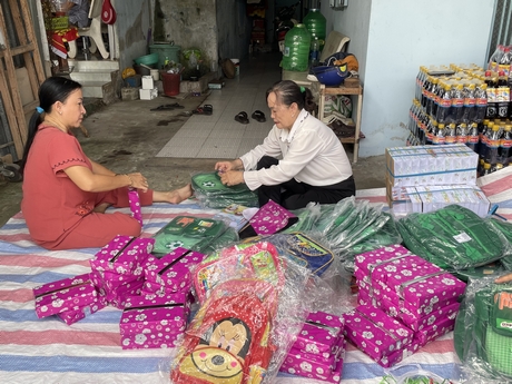 Hội Khuyến học TP Vĩnh Long chuẩn bị quà cho học sinh.