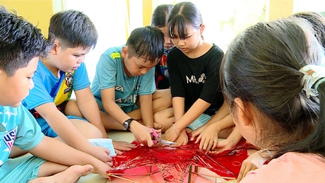 Các em học sinh tự làm lồng đèn dành tặng bạn có hoàn cảnh khó khăn.