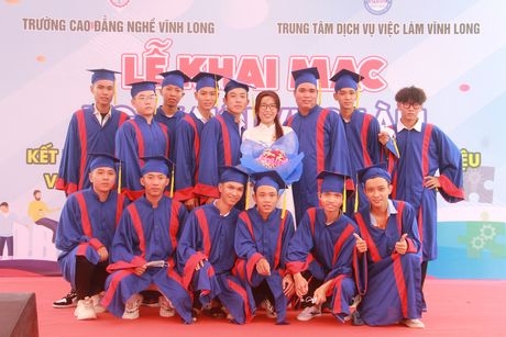  Học sinh tốt nghiệp chụp ảnh lưu niệm tại buổi lễ.