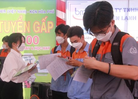 Học sinh, sinh viên Trường Cao đẳng Nghề Vĩnh Long tham gia Ngày hội việc làm, qua đó định hướng nghề nghiệp cho mình.