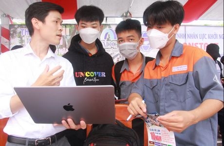  Nhiều em chuẩn bị tốt nghiệp trung cấp, cao đẳng nghề tìm hiểu thông tin thị trường lao động ngoài nước để có thể đi làm việc ở nước ngoài.