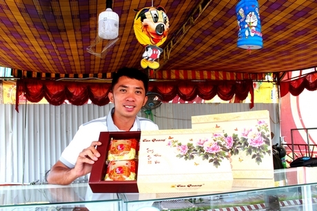Vẫn giữ những khuôn bánh bằng gỗ, anh Lưu Quốc Vinh có thật nhiều kỷ niệm với bánh trung thu.
