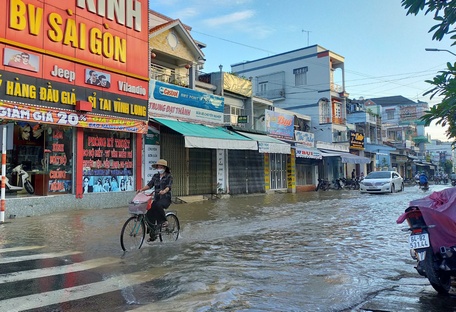 Ngập cục bộ trên đường Nguyễn Thị Minh Khai, sáng 13/9.