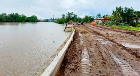 Dự án hệ thống thủy lợi sông Vũng Liêm đi qua phần đất của 706 hộ dân, trong đó đê bao 681 hộ, kè 25 hộ.