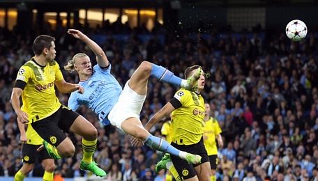 Erling Haaland tiếp tục “nổ súng” giúp Man City thắng Dortmund 2-1, vòng 2 Champions League.  Ảnh: REUTUERS