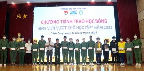 Trao học bổng cho sinh viên vượt khó học tập.